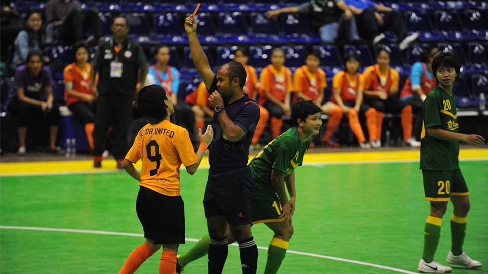 Protes. Norhawa Binti M. Yasin dari tim futsal putri Felda United Malaysia memprotes keputusan wasit yang memberinya kartu kuning ketika melawan tim Universitas Negeri Jakarta pada perhelatan AFF Club Futsal Championship 2015 di Istora Senayan, Jakarta. 